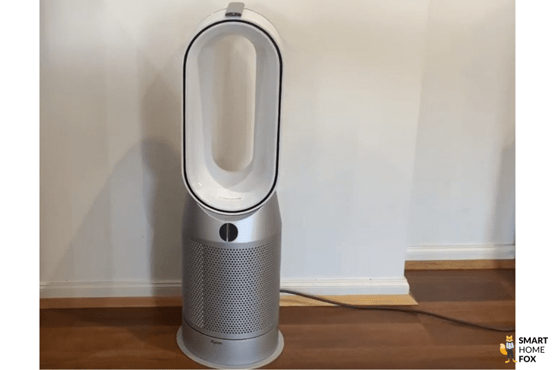 Der Dyson Purifier Hot+Cool Heizlüfter, Luftreiniger und Ventilator steht auf dem Boden.